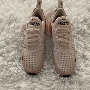 Woman’s size 7 Nike air 270